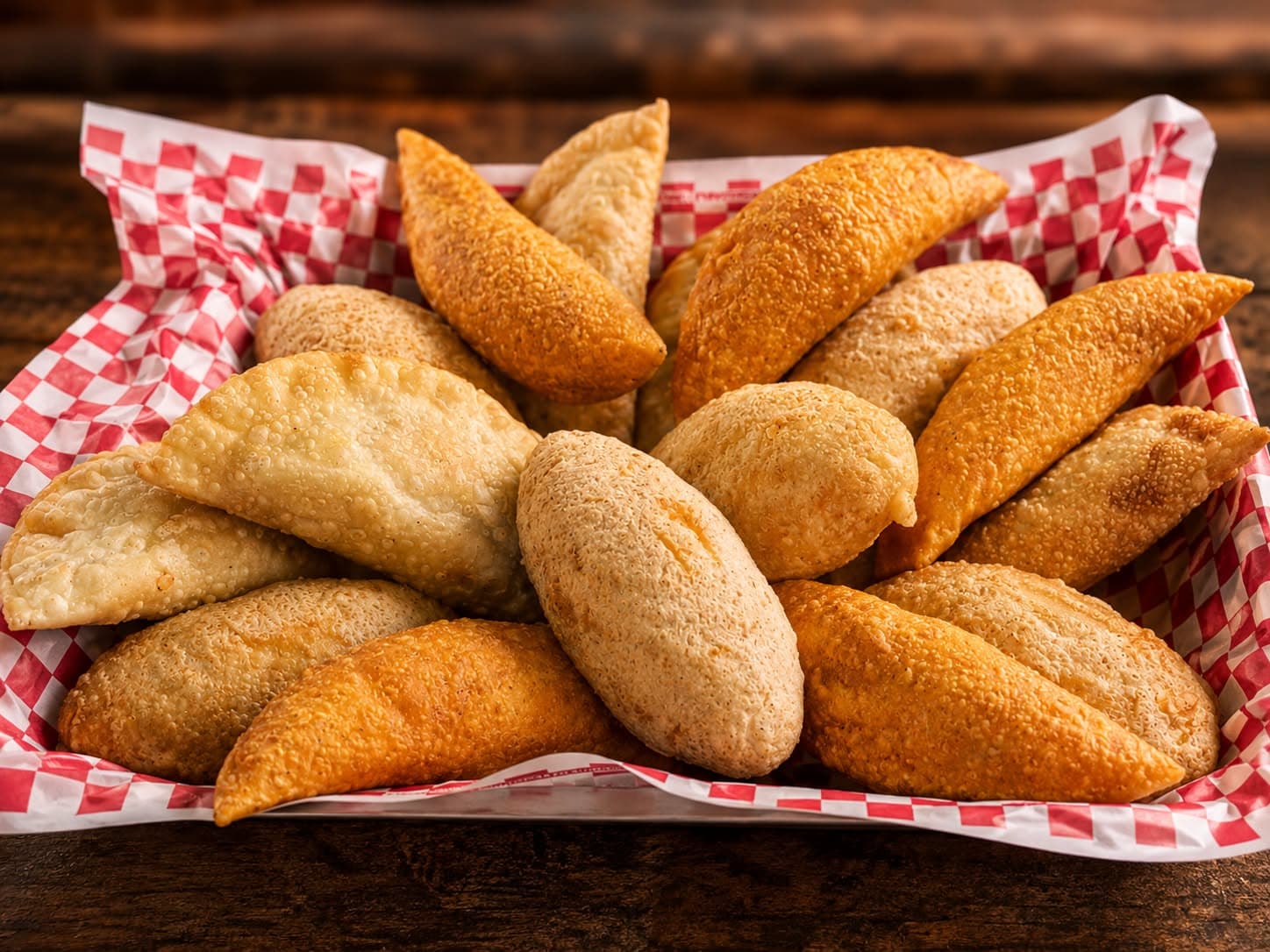 Empanadas doradas listas para servir