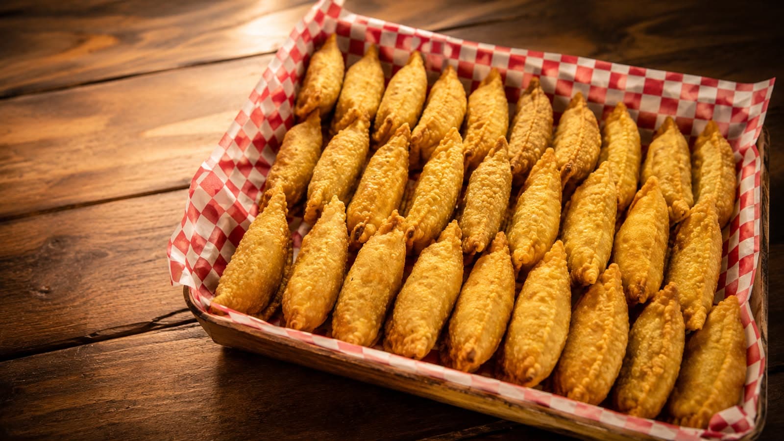 Bandeja con pedido grande de Empanadas JK